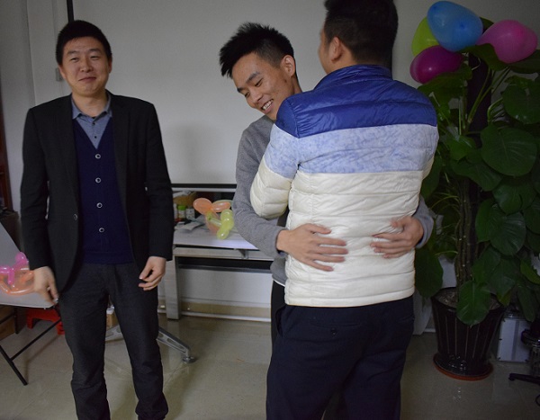 聚力膠水實驗室里面員工互相擁抱 聚力膠水實驗室里面員工互相擁抱